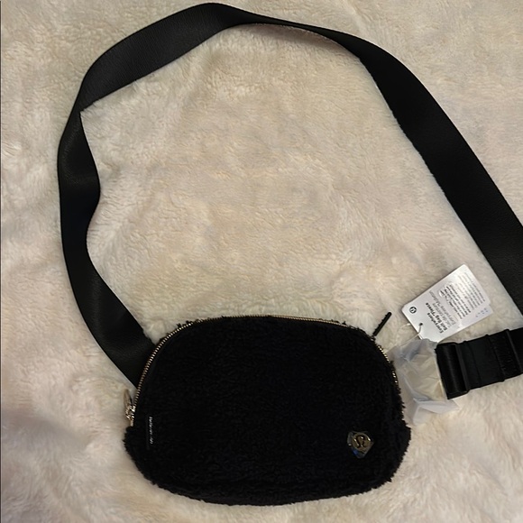 lululemon athletica Handbags - COPY - Lululemon Everywhere belt bag black fleece.